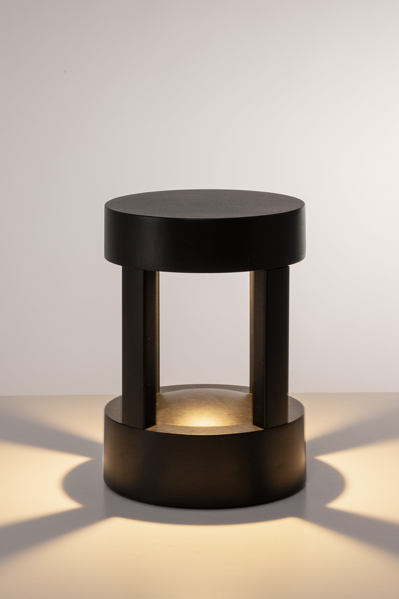 HV1699T-BLK-240V-RND | HV1699T-BLK-24V-RND - Pelare Black LED Pillar Light
